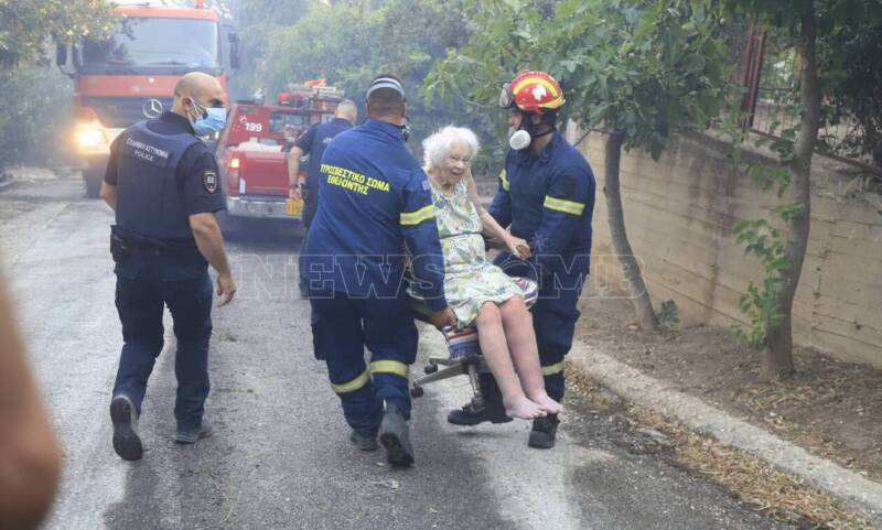  Φωτιά Πεντέλη: Συγκλονιστικές εικόνες από διάσωση ηλικιωμένης – Έσπασαν την πόρτα