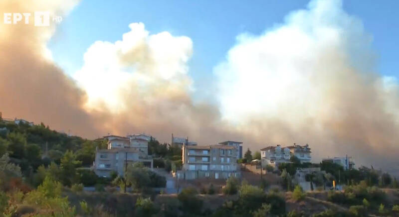  Φωτιά στην Πεντέλη: Νέο μήνυμα του 112 – Εντολή εκκένωσης από Ντράφι προς Παλλήνη – Στα 500 μετρά από τα σπίτια οι φλόγες – Πνέουν άνεμοι 8 μποφόρ (εικόνες,vid)