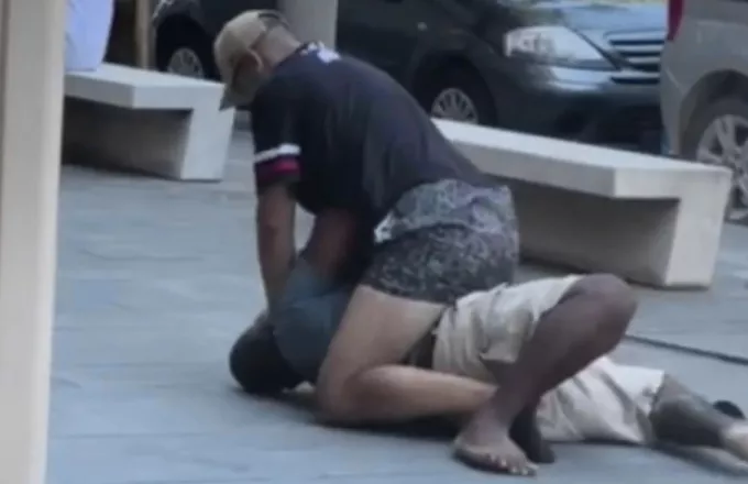  Εικόνες σοκ στην Ιταλία: 32χρονος στραγγάλισε ανάπηρο Νιγηριανό που του ζήτησε λίγα χρήματα (vid)