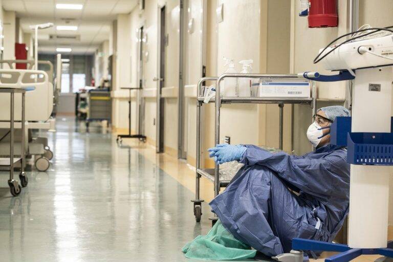  Κοροναιός: Ο εφιάλτης επιστρέφει στα νοσοκομεία – Αυξήσεις σε εισαγωγές και διακομιδές ασθενών – Άνθρωποι περιμένουν στα ράντζα
