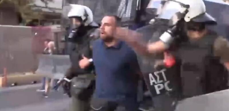  Σάλος με τον άνδρα των ΜΑΤ που χτυπά διαδηλωτή ενώ έχει συλληφθεί (vid)