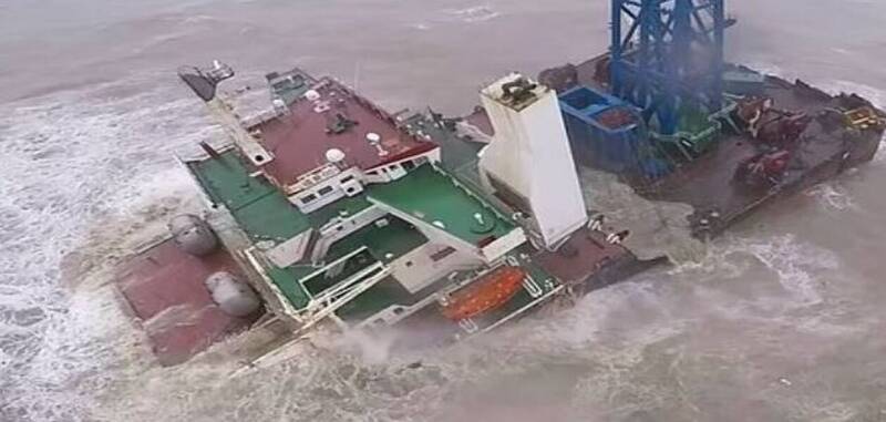  Kίνα: Πλοίο σπάει στα δύο κατά τη διάρκεια τροπικής καταιγίδας – H έρευνα συνεχίζεται – Δεκάδες οι αγνοούμενοι (vid )