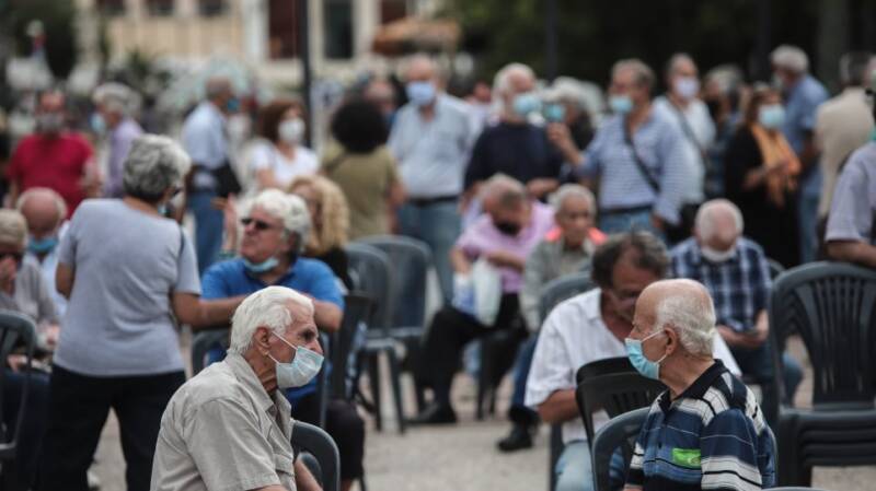  Παρασκήνιο: Στο εκλογικό στόχαστρο του Μαξίμου οι συνταξιούχοι, για να μην μειωθεί το προβάδισμα από τον ΣΥΡΙΖΑ- Δημοσιονομικές ασκήσεις για τρεις (μαξιμαλιστικές) προτάσεις- Σοβαρές ενστάσεις από το οικονομικό επιτελείο