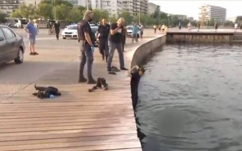  Θεσσαλονίκη: Άνδρας έπεσε στον Θερμαϊκό για να αποφύγει τη σύλληψη (vid)