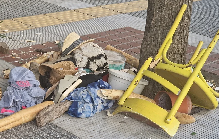  Θεσσαλονίκη: Βγήκε γυμνή στο μπαλκόνι και άρχισε να πετά καρέκλες στον δρόμο (εικόνες, vid)