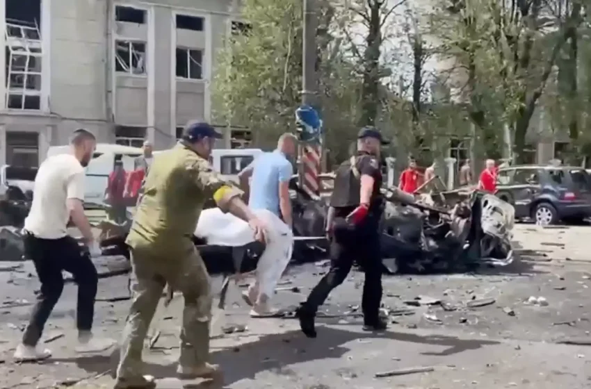  Ρωσική θηριωδία στην Βινίτσια της Ουκρανίας – Δεκάδες νεκροί από πυραυλική επίθεση, ανάμεσα τους παιδιά – “Έγκλημα πολέμου” (εικόνες)