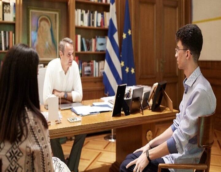 ”Η Ελλάδα είναι πάντα μία χώρα ανοιχτή σε όσους θέλουν να ενσωματωθούν σε αυτή” – Συνάντηση του πρωθυπουργού με τον αριστούχο μαθητή από το Ιράν Κουρός Νουρμοχαμαντί Μπαϊγκί