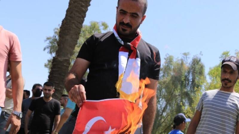  Ιράκ: Εθνικό πένθος για την πολύνεκρη επίθεση σε πάρκο αναψυχής στο Ζάχο – Διαδηλωτές έκαψαν τουρκικές σημαίες