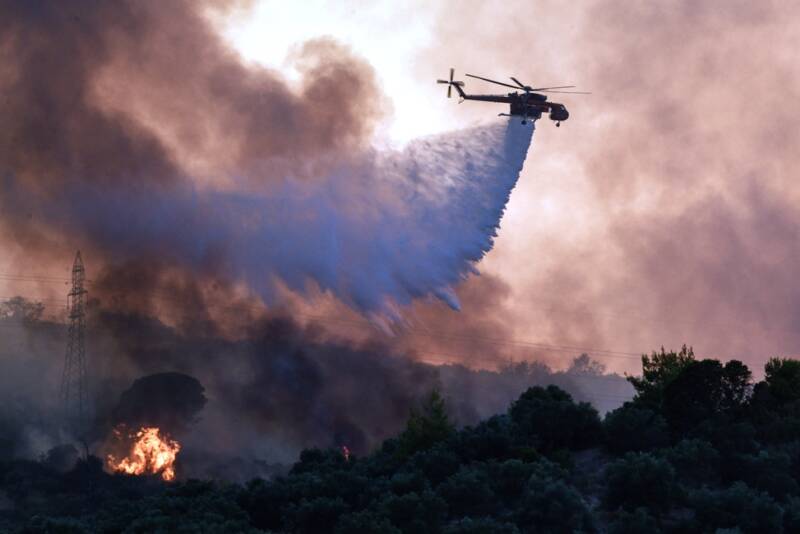  Φωτιές: Περιορίστηκε στη Λέσβο – Καλύτερη η εικόνα στην Ηλεία – Σε εξέλιξη στη Δαδιά – Στάχτη πάνω από 42.000 στρέμματα δάσους