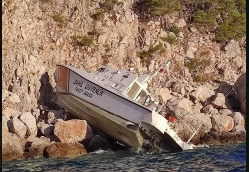  Τουρκία: Λιμενικοί έριξαν σκάφος στα βράχια