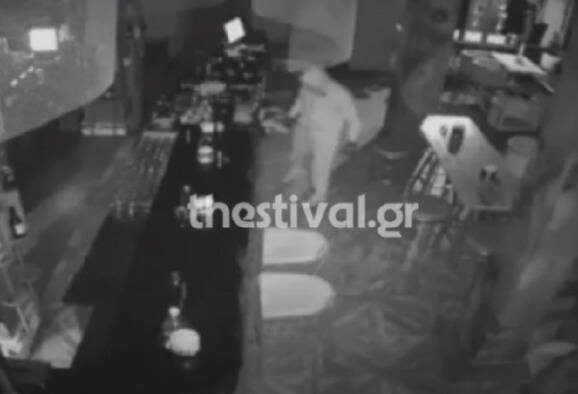  Διάρρηξη σε μπαρ της Θεσσαλονίκης – Έφυγαν… κύριοι με το χρηματοκιβώτιο (vid)