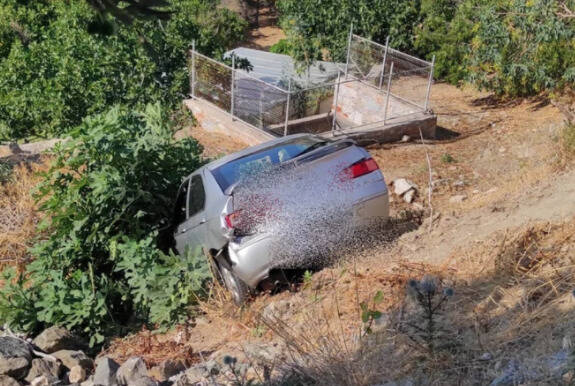  Σύρος: Σταμάτησαν να δουν τη θέα, έπεσε πάνω τους ΙΧ και κατέληξαν στον γκρεμό