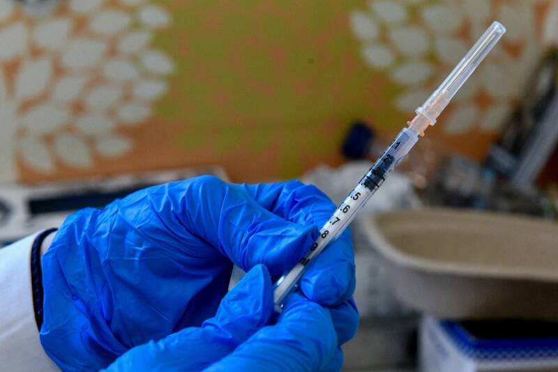  Βασιλακόπουλος: Λάθος να περιμένει κάποιος τα νέα εμβόλια – Άμεσα 4η δόση για προστασία το καλοκαίρι