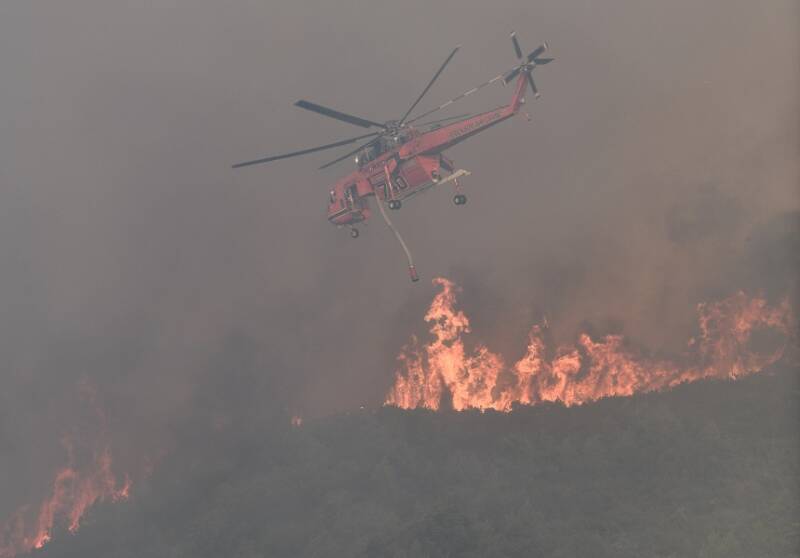  Mάχη με τις φλόγες στην Ηλεία – Εναέρια μέσα συμμετέχουν στην πυρόσβεση – Έπεσαν οι άνεμοι