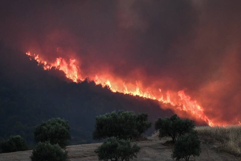  Νύχτα εφιάλτης στα Κρέστενα με μνήμες από το 2007 – Μεγάλη μάχη να μην περάσει η φωτιά στα χωριά – Μαίνεται η φωτιά στη Λέσβο – Βρέχει στη Δαδιά (vid)