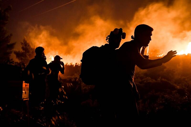  Τα τελευταία νέα από το μέτωπο της φωτιάς στην Πεντέλη – Ολονύχτια μάχη με τις φλόγες με δύσκολες συνθήκες (vid, live)