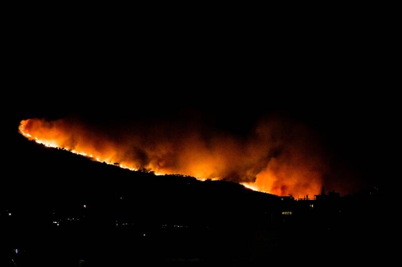  Δύσκολη νύχτα στην Πεντέλη με συνεχείς αναζωπυρώσεις – Ανεξέλεγκτο το βασικό μέτωπο της φωτιάς (live)