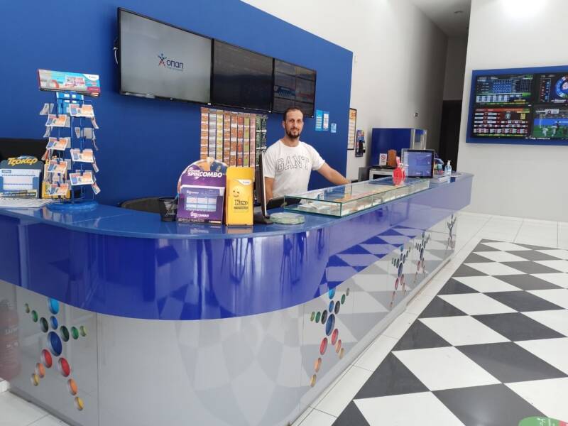 Στη Λάρισα ο μεγάλος νικητής των 11.978.573 ευρώ – Τι λέει ο ιδιοκτήτης του τυχερού καταστήματος ΟΠΑΠ 4 1 1 4