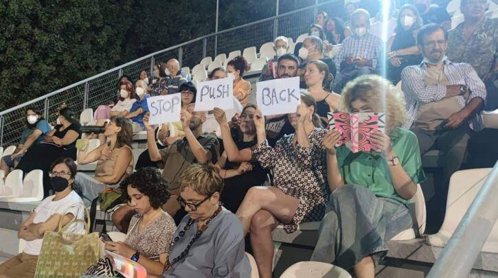  Χίος: Ο Μηταράκης πήγε σε συναυλία της Φαραντούρη –  Έγινε δεκτός με αποδοκιμασίες και με πλακάτ ”Stop Pushbacks”