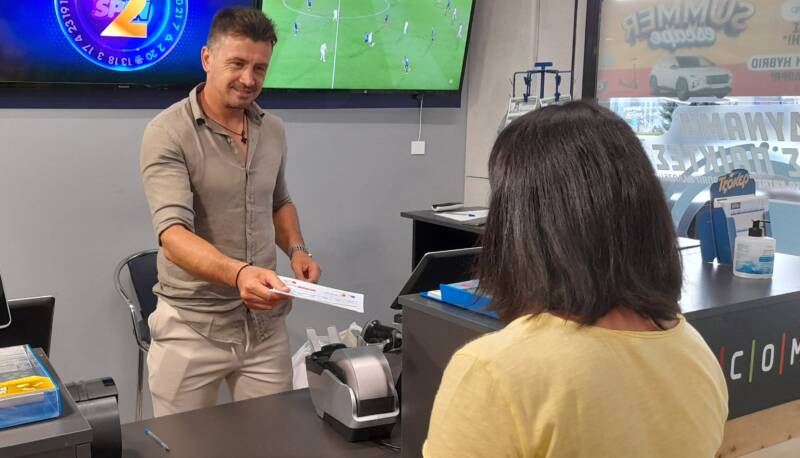 ΤΖΟΚΕΡ: Το ΜEGA TZAKΠΟΤ μοιράζει απόψε πάνω από 10.000.000 ευρώ – Ιδιοκτήτης καταστήματος ΟΠΑΠ: "Δεν προλαβαίνω να ρίχνω δελτία" 3 1 23