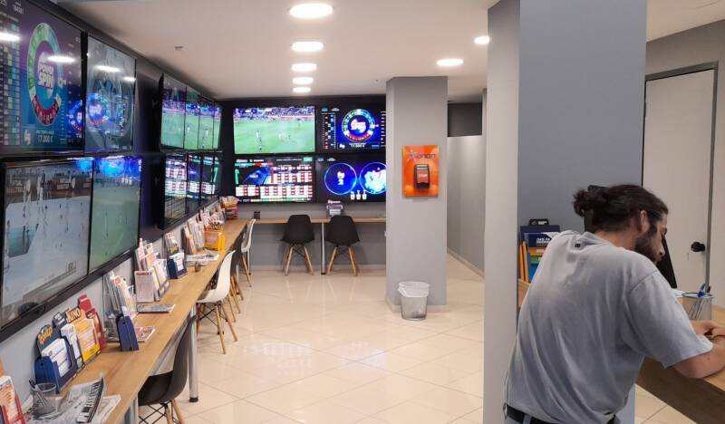 ΤΖΟΚΕΡ: Το ΜEGA TZAKΠΟΤ μοιράζει απόψε πάνω από 10.000.000 ευρώ – Ιδιοκτήτης καταστήματος ΟΠΑΠ: "Δεν προλαβαίνω να ρίχνω δελτία" 4 3 3