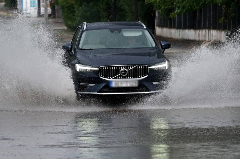  Κακοκαιρία: Πολλά τα προβλήματα στην Αττική από την βροχή, οι δρόμοι μετατράπηκαν σε επικίνδυνα ποτάμια (εικόνες)