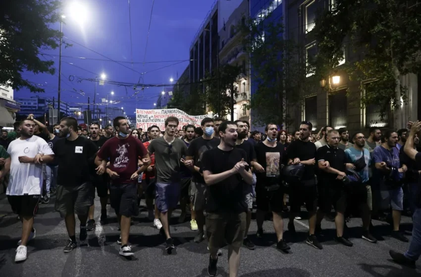  Πορεία στο κέντρο της Αθήνας για την υπόθεση των παρακολουθήσεων -Έκλεισαν μεγάλοι δρόμοι της πόλης (εικόνες)