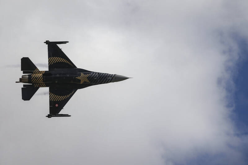  Η Αθήνα διαψεύδει τους τουρκικούς ισχυρισμούς για ”κλείδωμα” των F-16 από τους ελληνικούς S-300