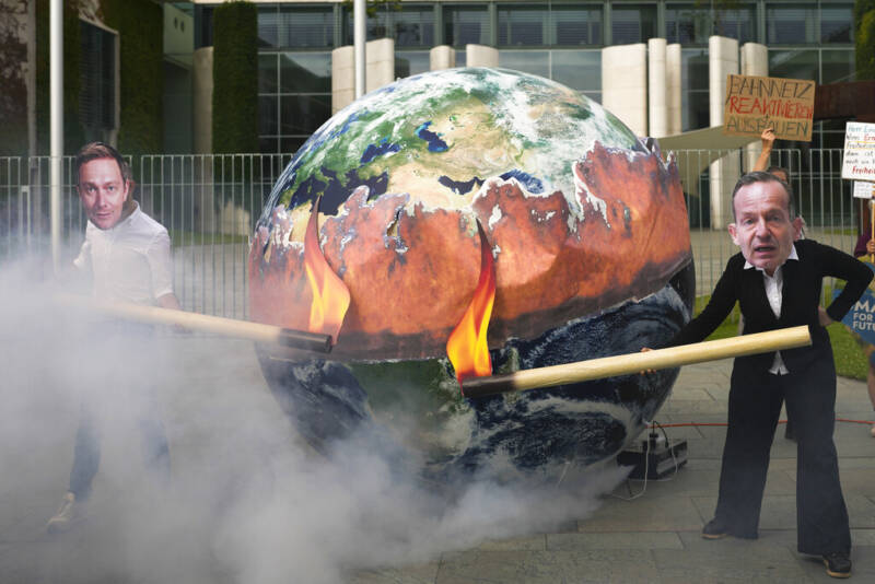  Αμβούργο: Συγκρούσεις σε διαδήλωση για την  κλιματική αλλαγή (vid)
