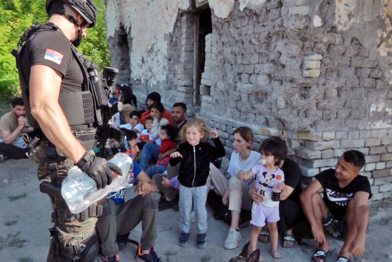  ‘’Ζούμε ημέρες του 2015’’ λένε οι Σέρβοι – Χιλιάδες μεανάστες στα σύνορα με την Ουγγαρία