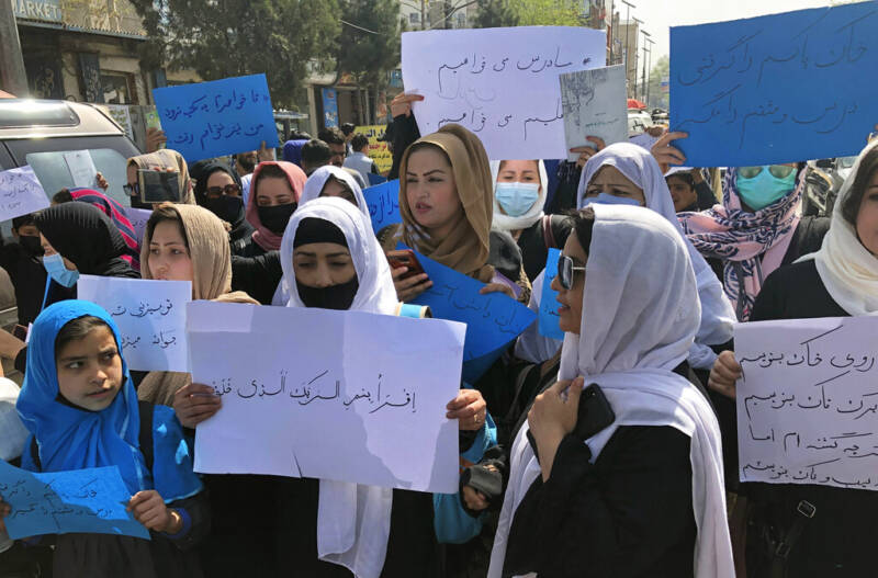  Καμπούλ: Οι Ταλιμπάν διέλυσαν με προειδοποιητικά πυρά διαδήλωση γυναικών (vid)