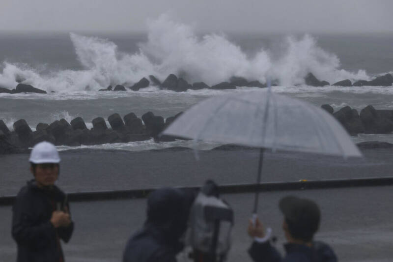  Ιαπωνία: Τροπική καταιγίδα ”διώχνει” 40.000 ανθρώπους από τα σπίτια τους