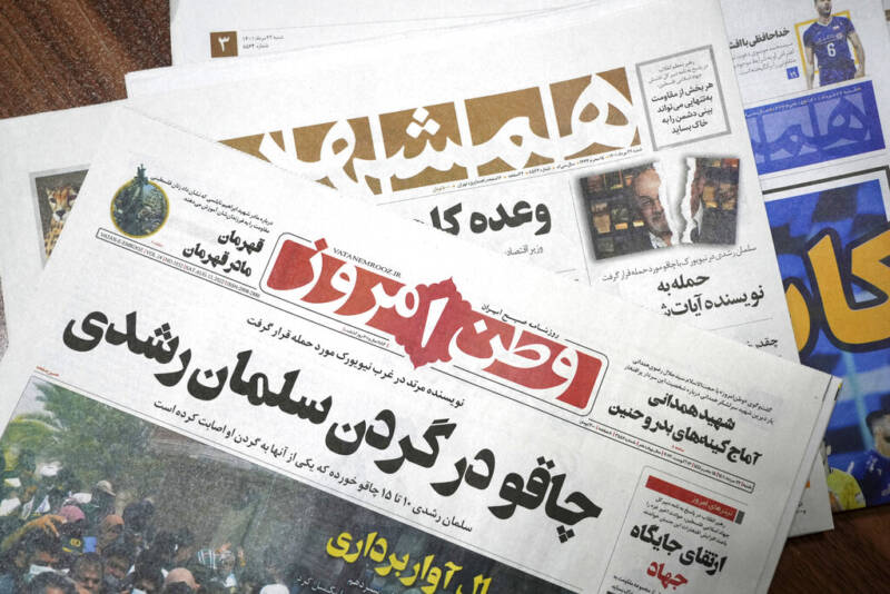  Ιράν: Ο συντηρητικός Τύπος συγχαίρει τον δράστη της επίθεσης κατά του Σαλμάν Ρούσντι