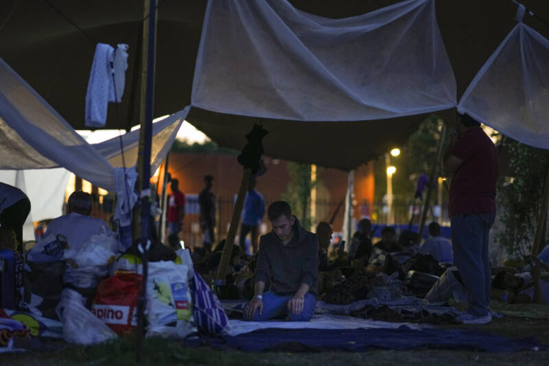  Εικόνες Μόριας στην Ολλανδία: Εκατοντάδες μετανάστες έστησαν καταυλισμό έξω από κέντρο υποδοχής – Μεγάλη επιχείρηση των αρχών