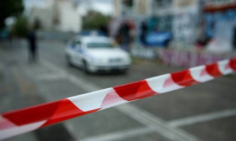  Θεσσαλονίκη: Αδέσποτη βολίδα σε όχημα που οδηγούσε 40χρονη μητέρα – Είχε μαζί και το παιδί της