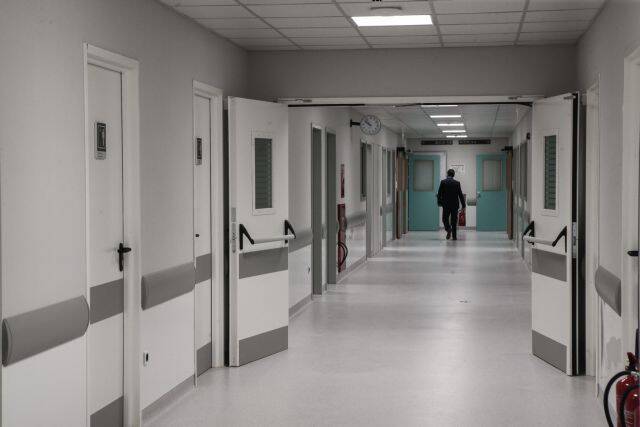  Βόλος: Ασθενής με κοροναϊό δραπέτευσε από το παράθυρο του νοσοκομείου – “Θέλω να φύγω”