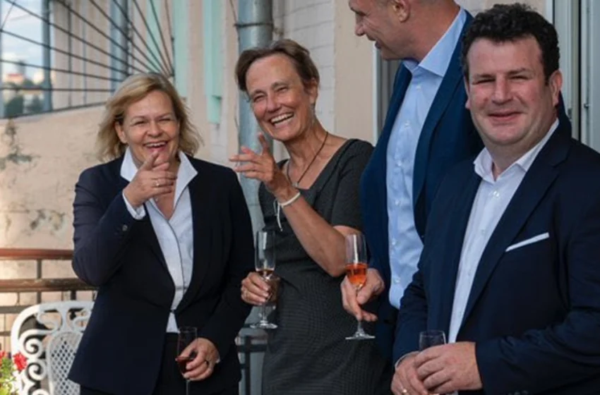  Σάλος με φωτογραφία της Γερμανίδας Υπουργού Εσωτερικών – Πίνει σαμπάνια στο εμπόλεμο Κίεβο – “Λυπάμαι για την εικόνα”