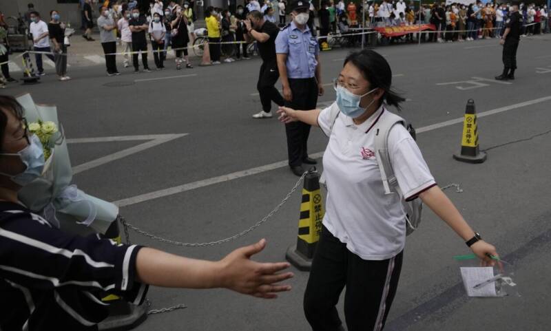  Σανγκάη: Σκηνές χάους σε πολυκατάστημα, με τον κόσμο να τρέχει στις εξόδους, λόγω στενής επαφής με κρούσμα κοροναϊού (vids)