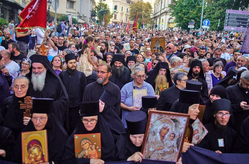  Σερβία: Χιλιάδες “πιστοί” στους δρόμους του Βελιγραδίου κατά του EuroPride με σταυρούς και εικόνες