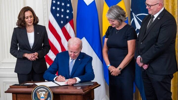  Ο Μπάιντεν υπέγραψε  την ένταξη της Σουηδίας και της Φινλανδίας στο NATΟ