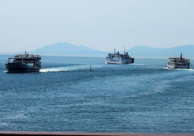  Αναχωρούν κατά κύματα οι αδειούχοι του Αυγούστου – Η εικόνα σε λιμάνια, αεροδρόμια, τρένα και εθνικές οδούς