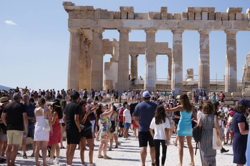  Ξεπέρασαν τα 32,7 εκατομμύρια οι τουρίστες το 2023 – Πάνω από 20 δισ. ευρώ οι εισπράξεις