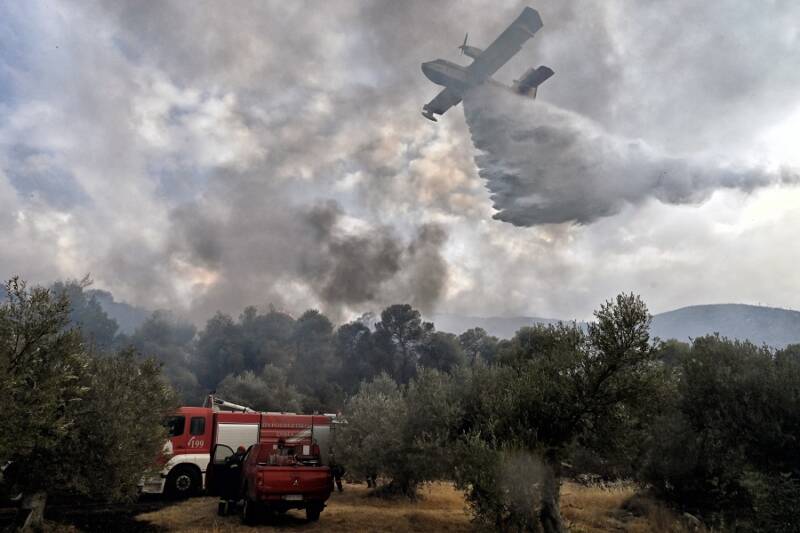  Πύρινα μέτωπα σε Κορινθία, Κέρκυρα, Κοζάνη – Σκληρή μάχη των πυροσβεστών – Πώς είναι η εικόνα