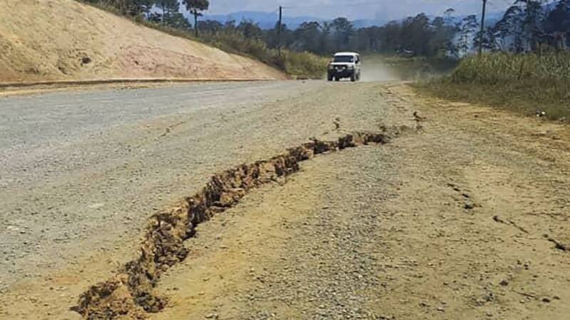  Παπούα Νέα Γουινέα: Ισχυρή σεισμική δόνηση 7,6 Ρίχτερ προκαλεί μεγάλες ζημιές σε υποδομές, κτίρια και δρόμους (vid)