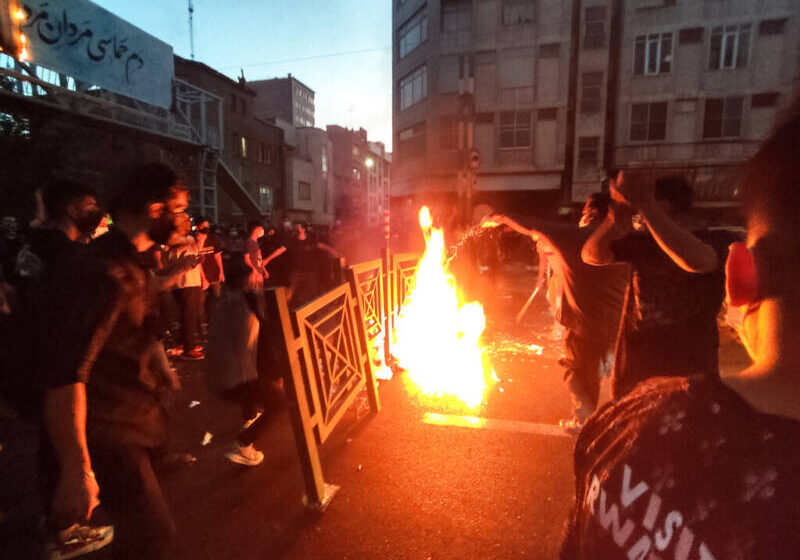  Aτμόσφαιρα εμφυλίου στο Ιράν –  Τουλάχιστον 35 νεκροί – Πορείες φανατικών Ισλαμιστών που φωνάζουν «Θάνατος στην Αμερική»