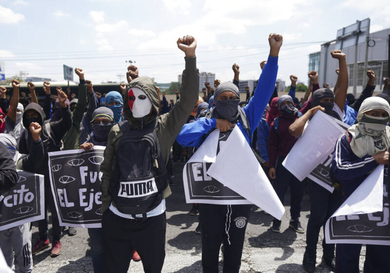  Μεξικό: Νέα επεισόδια ανάμεσα σε διαδηλωτές και αστυνομικούς για τους 43 εξαφανισμένους φοιτητές