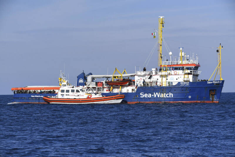  Ιταλία: Οι αρχές μπλόκαραν το πλοίο Sea-Watch 3 – Δεν επιτρέπουν στο πλήρωμα να διασώσει μετανάστες