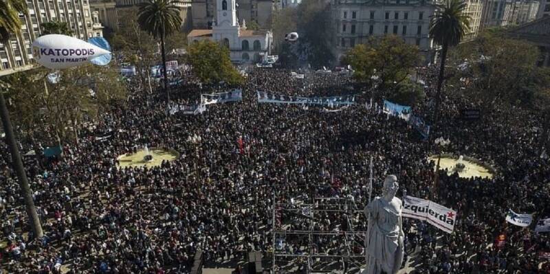  Αργεντινή: Μαζικές διαδηλώσεις υπέρ της αντιπροέδρου Κίρσνερ, μετά την απόπειρα δολοφονίας (vid)