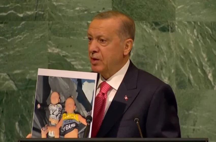  Σε παροξυσμό ο Ερντογάν στον ΟΗΕ – Έδειξε φωτογραφίες με νεκρά βρέφη και κατηγόρησε την Ελλάδα για πνιγμούς και εγκλήματα (vid)