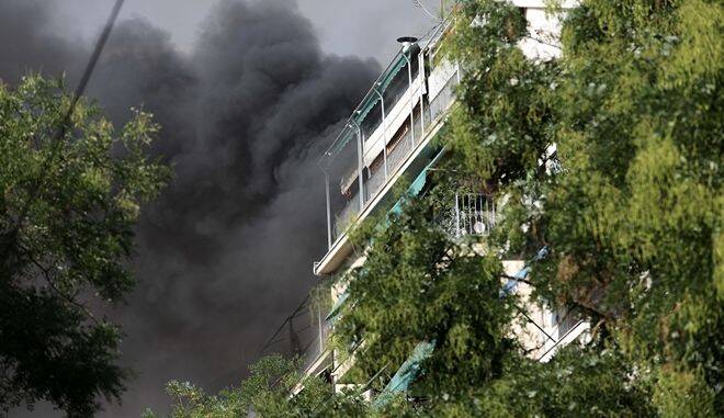  Έκρηξη στην Αχαρνών- Σε κατάστημα με φιάλες προπανίου- Εγκλωβισμένοι οι κάτοικοι πολυκατοικίας